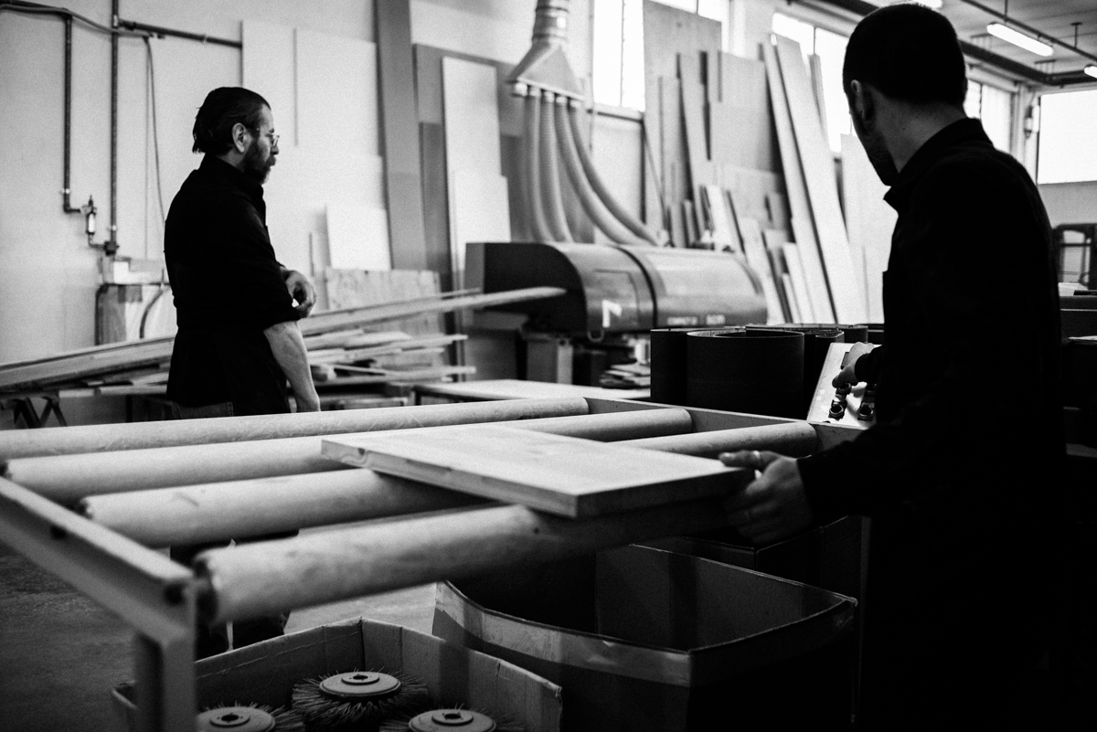 Persone al lavoro nella produzione Deodara