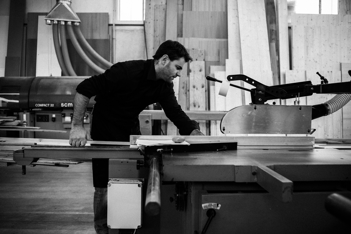Lavorazione artigianale e produzione nella falegnameria Deodara