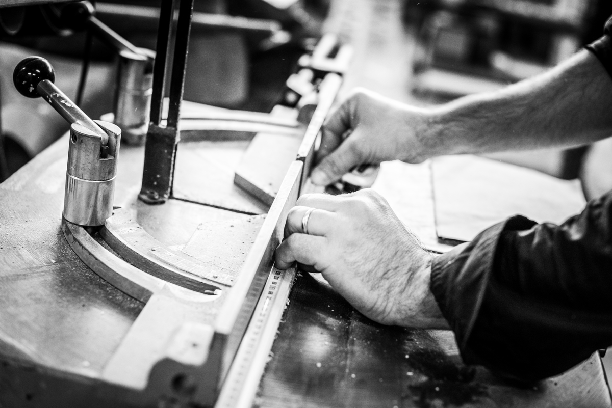 Lavorazione di precisione del legno nella falegnameria Deodara