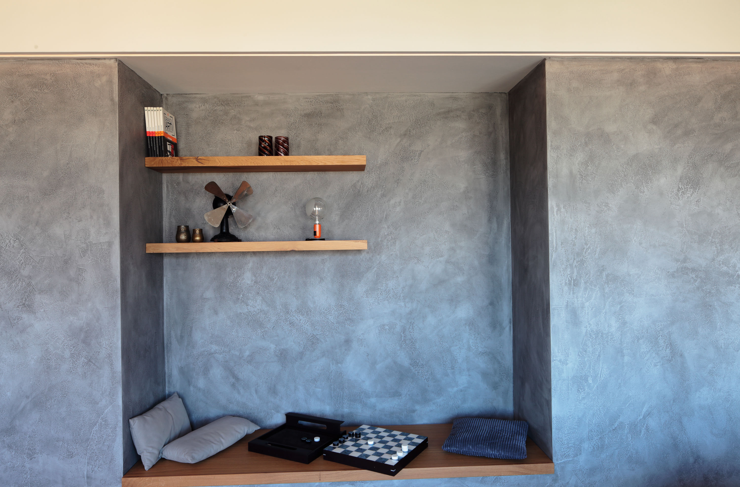 Casa EA, niche with bench and shelves integrated into the material volume