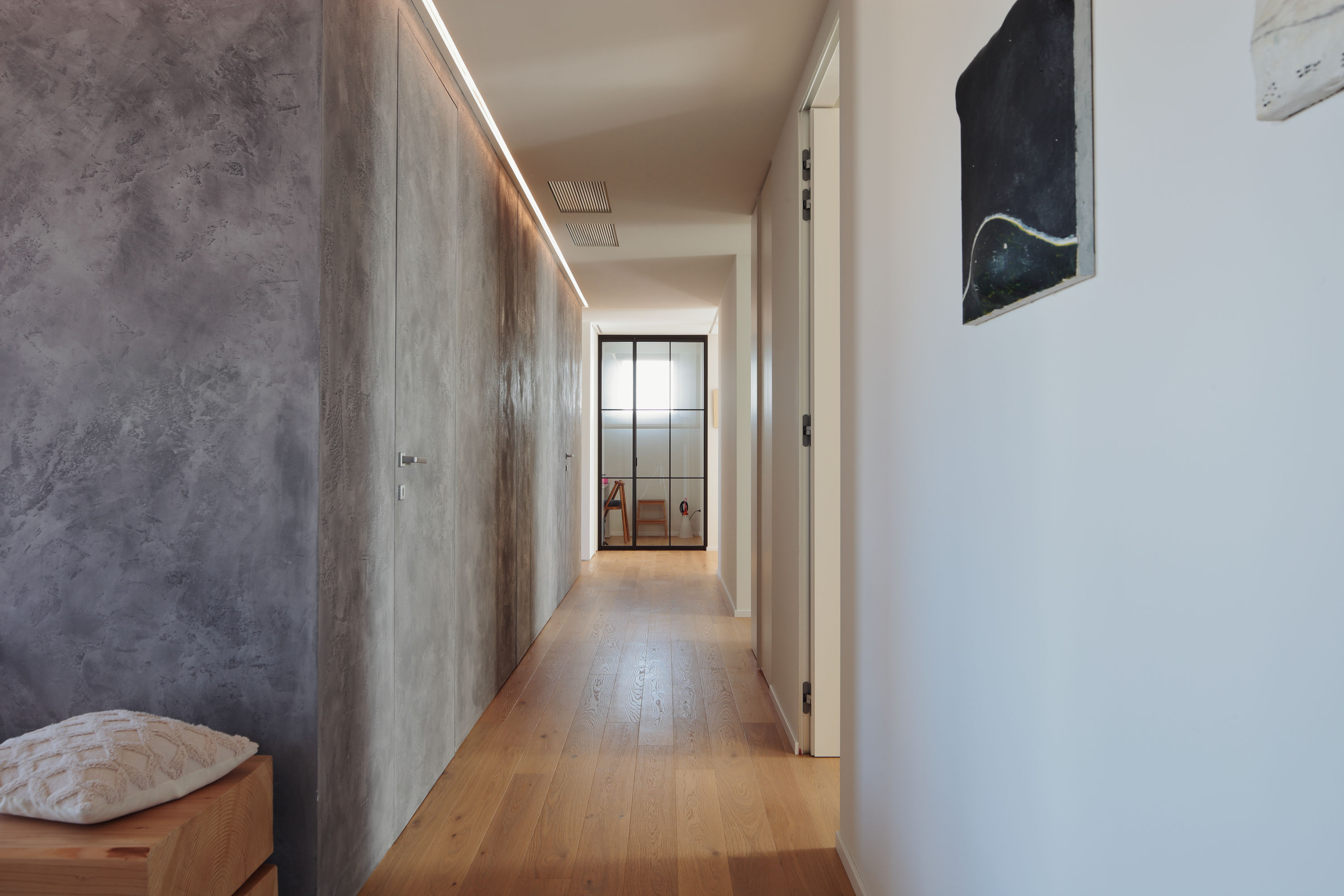 Casa EA, material volume and corridor leading to the study